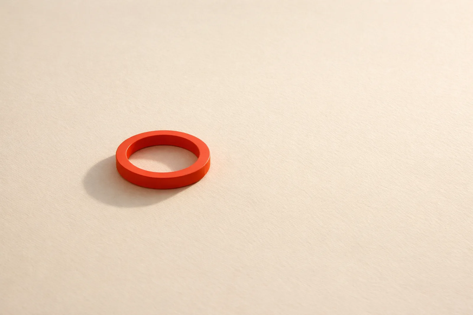 Ein roter Ring auf cremefarbenem Papier, das Markenzeichen von No Other Agency